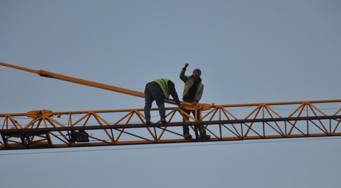 Maaşını alamayan işçiler vince çıktı Maaşını alamayan işçiler vince çıktı