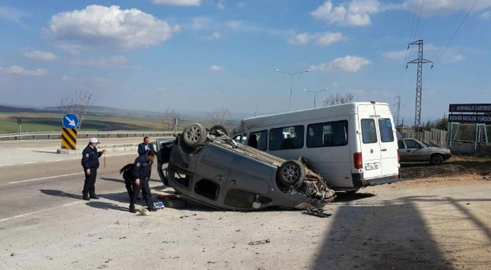 Öğrenci servisi kaza yaptı: 9 yaralı Öğrenci servisi kaza yaptı: 9 yaralı