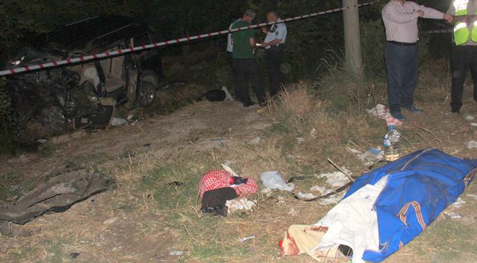 Adana'da korkunç kaza: 5 ölü, 3 yaralı Adana'da korkunç kaza: 5 ölü, 3 yaralı