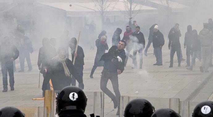 Kosova karıştı: 52'si polis 110 yaralı Kosova karıştı: 52'si polis 110 yaralı