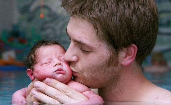 Doğar doğmaz yüzme dersi! Doğar doğmaz yüzme dersi!