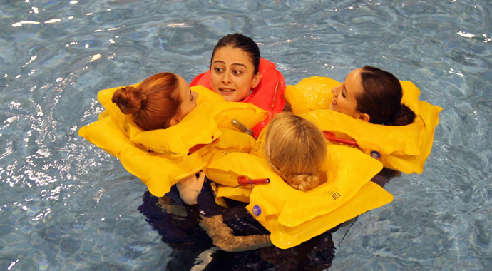 Hostes adaylarına zorlu eğitim Hostes adaylarına zorlu eğitim