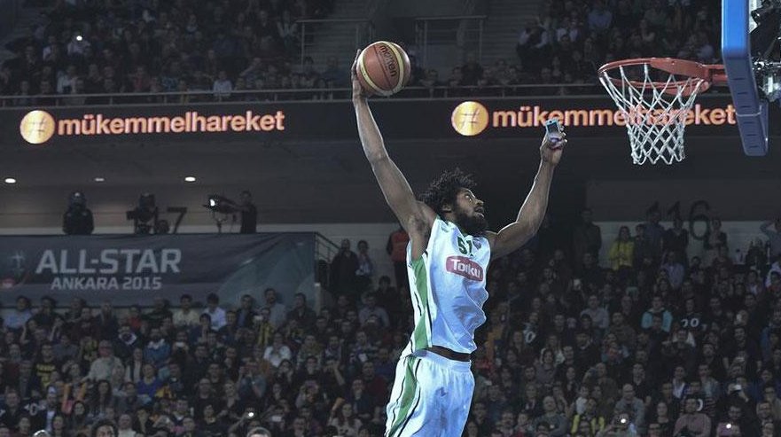 Smaç atarken selfie çekti Smaç atarken selfie çekti