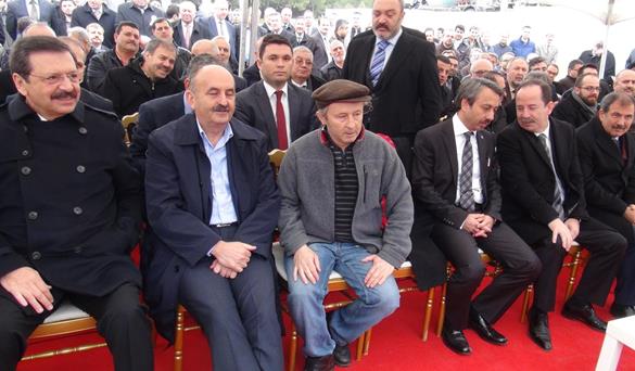 Bakan Müezzinoğlu'nun önünde kendini yakmak istedi Bakan Müezzinoğlu'nun önünde kendini yakmak istedi