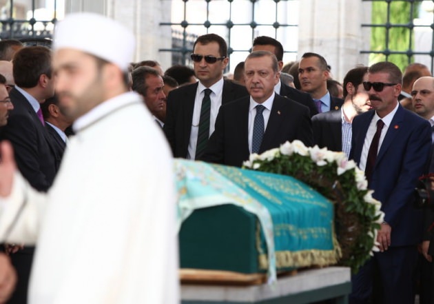 Erdoğan, Tulu Gümüştekin'in cenazesine katıldı Erdoğan, Tulu Gümüştekin'in cenazesine katıldı