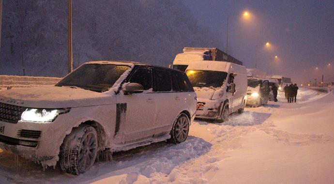 Sertavul Geçidi ulaşıma kapandı, mahsur kalan 17 işçi kurtarıldı Sertavul Geçidi ulaşıma kapandı, mahsur kalan 17 işçi kurtarıldı