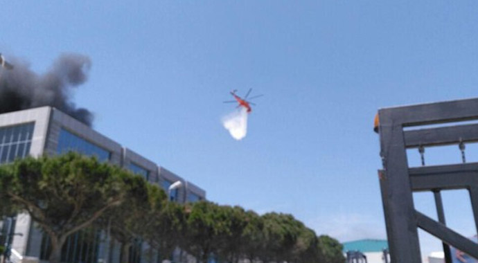 İstanbul'da korkutan fabrika yangını İstanbul'da korkutan fabrika yangını