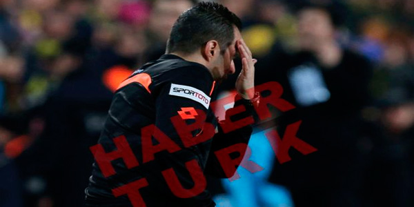 Kadıköy'de hakem dizlerinin üzerine çöktü Kadıköy'de hakem dizlerinin üzerine çöktü