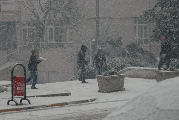 O ilimize 8 yıl sonra kar yağdı O ilimize 8 yıl sonra kar yağdı