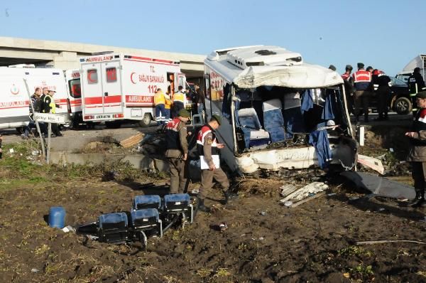 Servisler çarpıştı! Ölü ve yaralılar var Servisler çarpıştı! Ölü ve yaralılar var