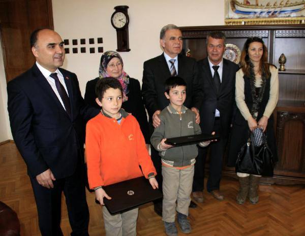 Başbakan Davutoğlu bilgisayar sözünü tuttu Başbakan Davutoğlu bilgisayar sözünü tuttu