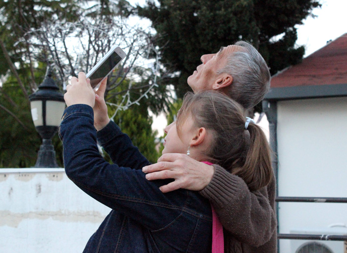 Gören arabasından inip telefona sarıldı Gören arabasından inip telefona sarıldı