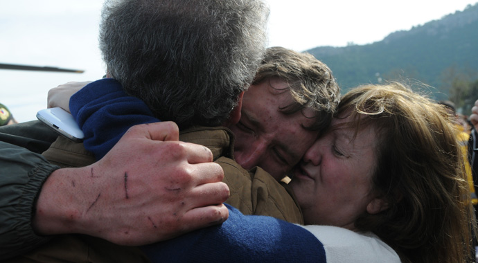 Antalya'da 3 gün sonra bulunan öğrenci turistler ailelerine kavuştu Antalya'da 3 gün sonra bulunan öğrenci turistler ailelerine kavuştu