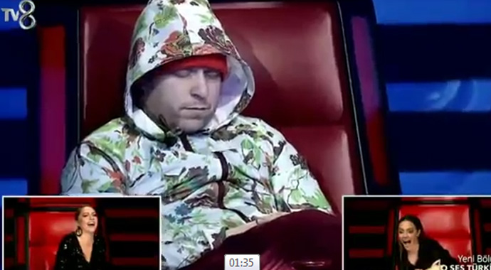 Gökhan yine bir ilke imza attı! Stüdyoda uyuyakaldı Gökhan yine bir ilke imza attı! Stüdyoda uyuyakaldı