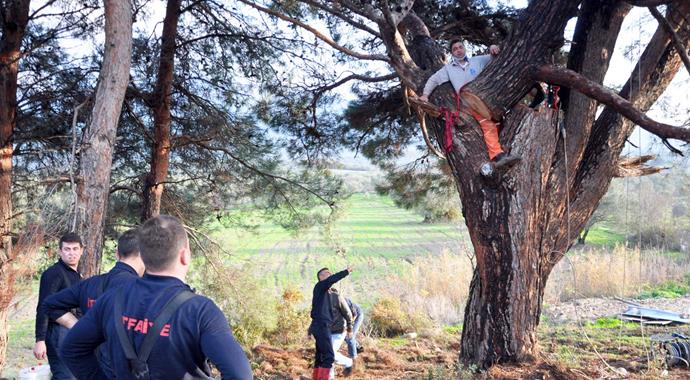 Kestiği ağacın gövdesine sıkıştı! Kestiği ağacın gövdesine sıkıştı!