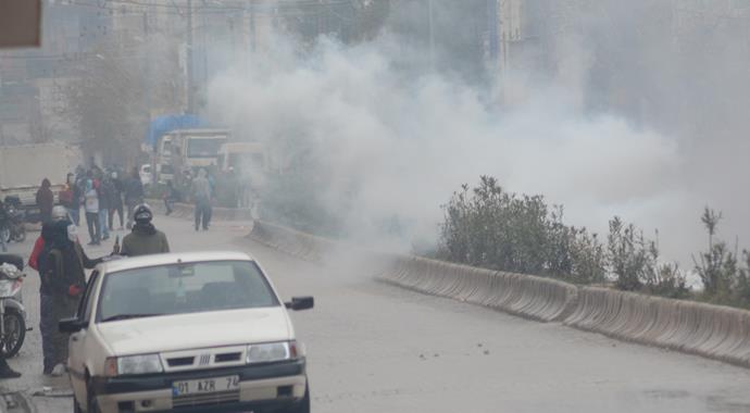 Nusaybin'de yol kesip polise bomba attılar Nusaybin'de yol kesip polise bomba attılar