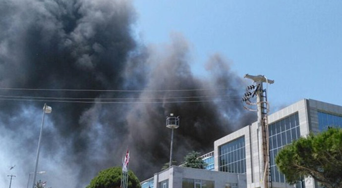 İstanbul'da korkutan fabrika yangını İstanbul'da korkutan fabrika yangını