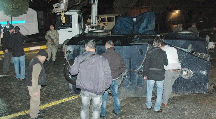 Hakkari'de zırhlı araç devrildi: 6 polis yaralı Hakkari'de zırhlı araç devrildi: 6 polis yaralı