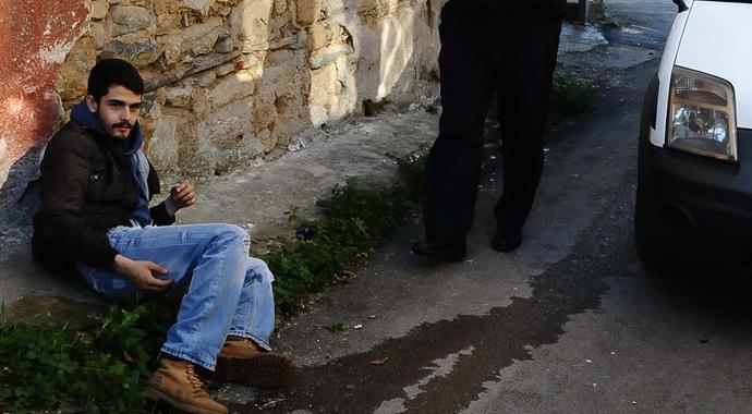 Bonzai'nin üstüne tiner çeken 2 kişi hastaneye kaldırıldı Bonzai'nin üstüne tiner çeken 2 kişi hastaneye kaldırıldı