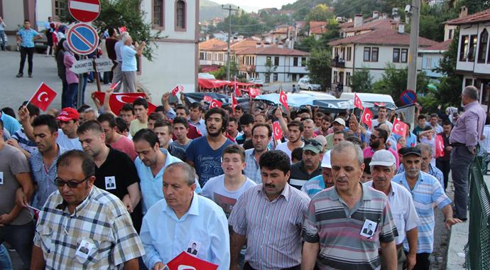 Göynük'te binler şehidimiz için yürüdü Göynük'te binler şehidimiz için yürüdü