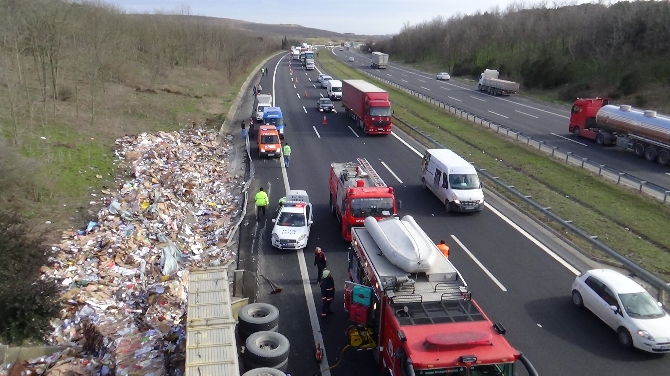 TEM'de kamyon devrildi: 1 ölü TEM'de kamyon devrildi: 1 ölü