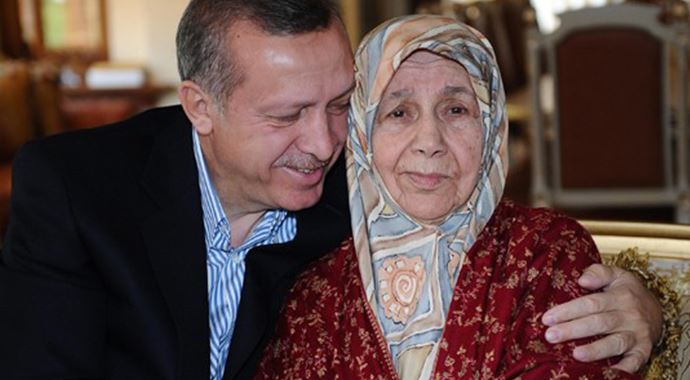 Cumhurbaşkanı Erdoğan annesi ile ilgili görsel sonucu