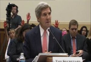 ABD Dışişleri Bakanı John Kerry'e 'kanlı el' protestosu