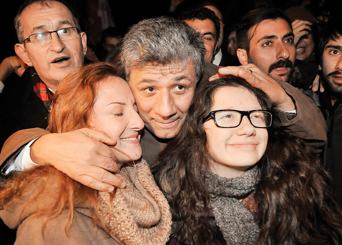 Mustafa Balbay'ın özgürlük sevinci, 4 yıl 9 ay sonra tahliye oldu Mustafa Balbay'ın özgürlük sevinci, 4 yıl 9 ay sonra tahliye oldu