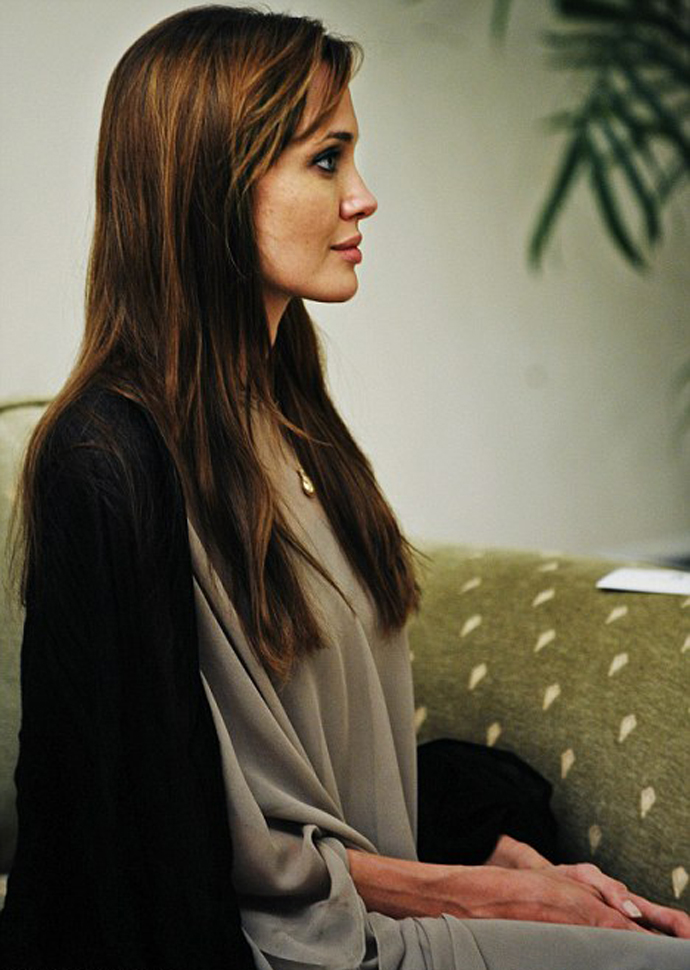 Angelina Jolie öldü mü Angelina Jolie öldü mü