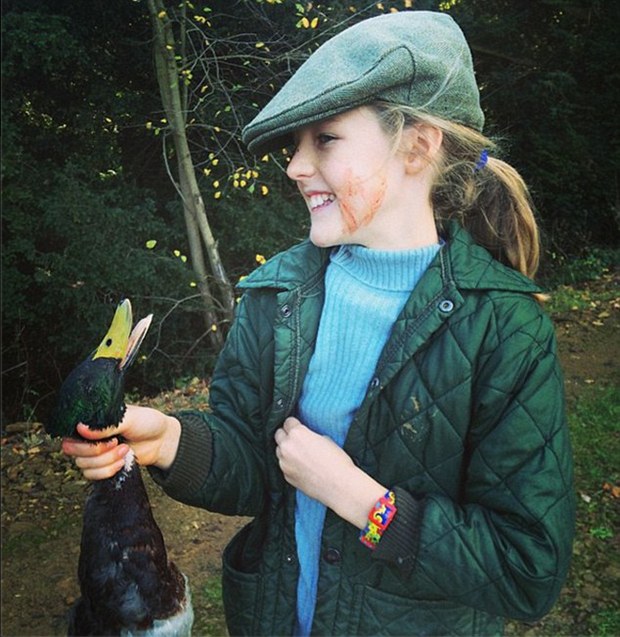 10 yaşındaki kızına bunu yaptırdı! 10 yaşındaki kızına bunu yaptırdı!