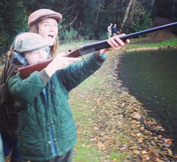 10 yaşındaki kızına bunu yaptırdı! 10 yaşındaki kızına bunu yaptırdı!