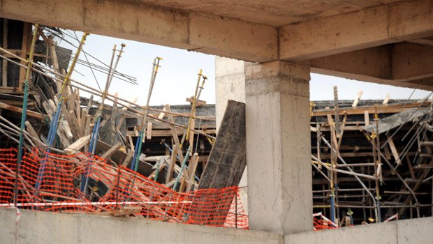 Antalya'da spor salonu inşaatında iskele çöktü: 4 yaralı Antalya'da spor salonu inşaatında iskele çöktü: 4 yaralı