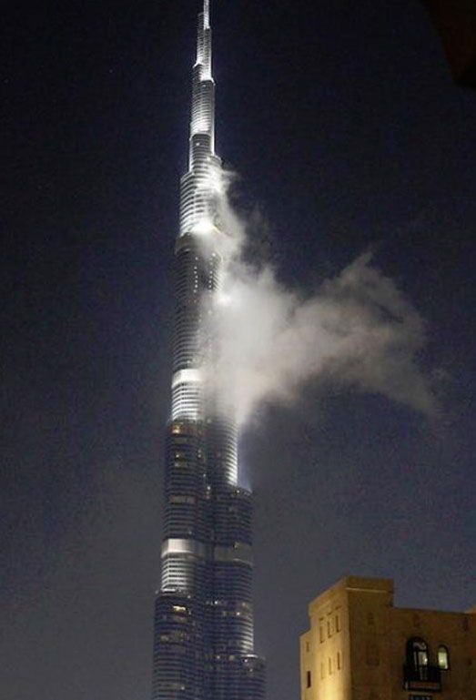 Dünyanın en uzun binasına bulut çarptı!