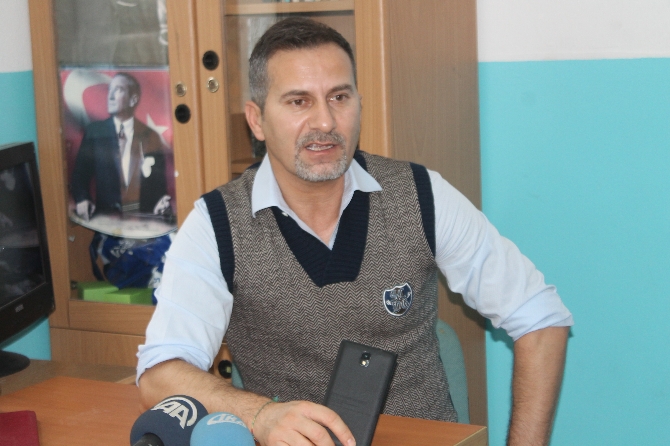 Galatasaray'ın eski yıldızı Ergün Penbe'den ilkokula ziyaret