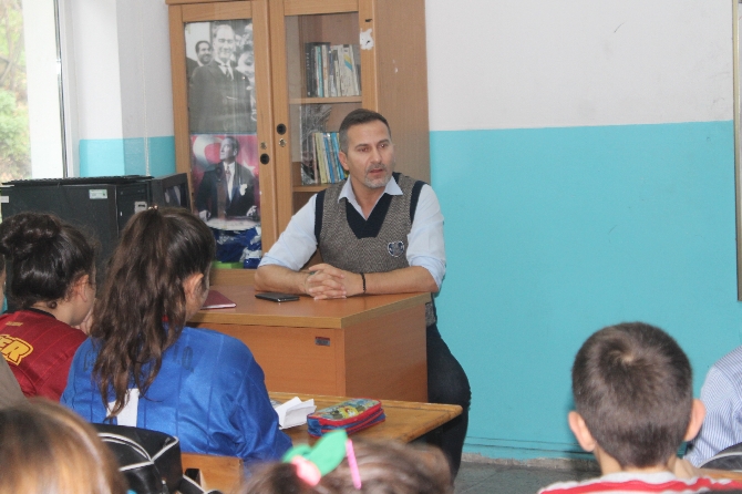 Galatasaray'ın eski yıldızı Ergün Penbe'den ilkokula ziyaret