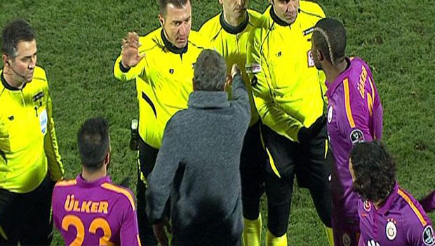 Hamzaoğlu çıldırdı, montu fırlattı! Hamzaoğlu çıldırdı, montu fırlattı!