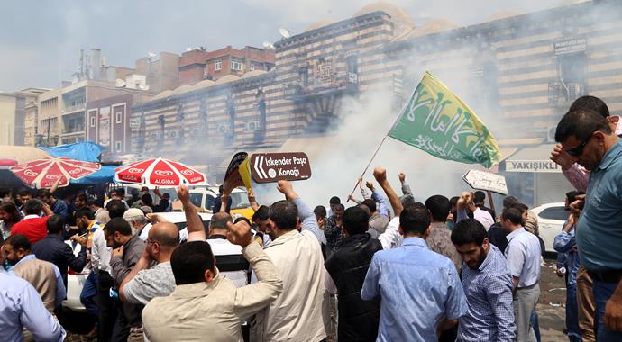 Diyarbakır'daki Mursi eylemlerinde 11 polis yaralandı