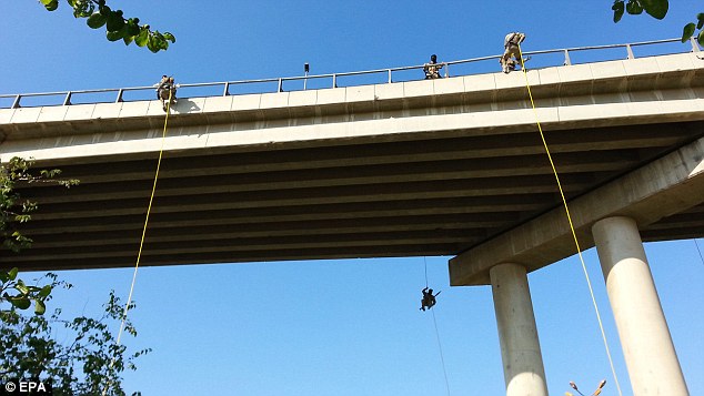 IŞİD militanları trafiğin ortasına böyle indi!