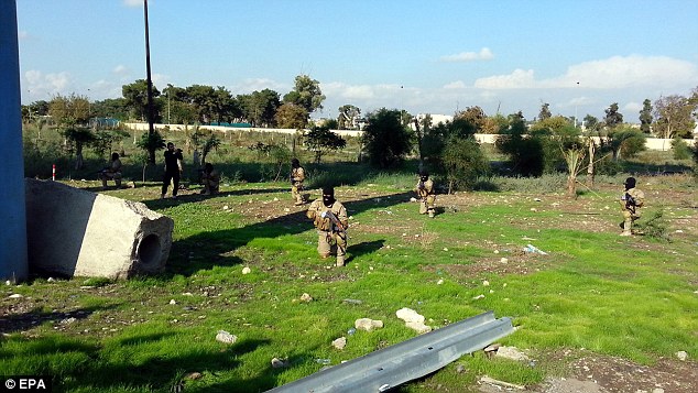 IŞİD militanları trafiğin ortasına böyle indi!