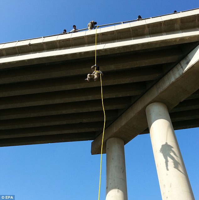 IŞİD militanları trafiğin ortasına böyle indi!