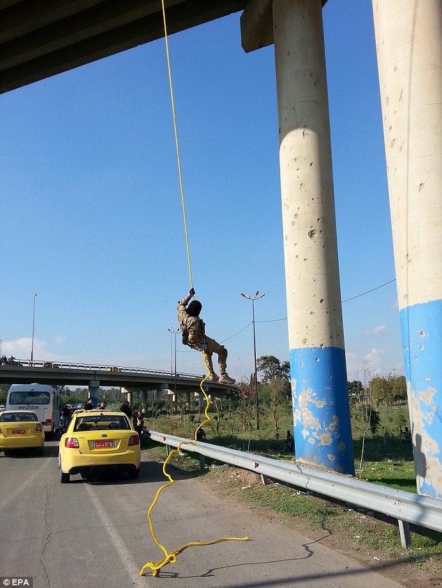 IŞİD militanları trafiğin ortasına böyle indi!