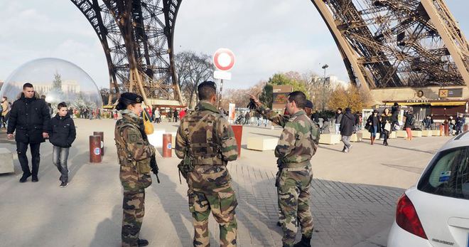 Fransız ordusu Paris'e indi! Fransız ordusu Paris'e indi!