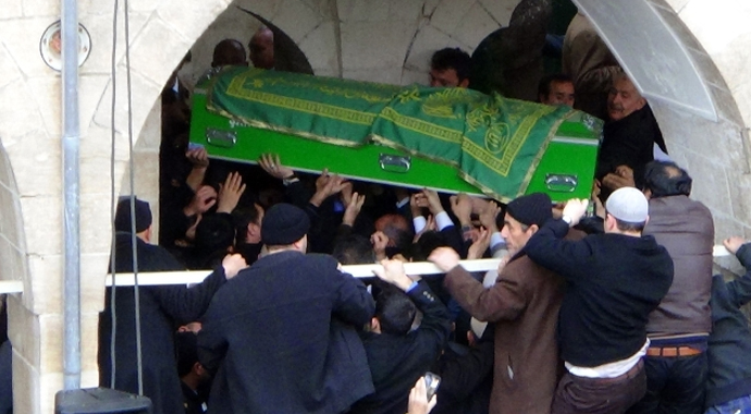 Ünlü alimin cenazesine binlerce kişi geldi Ünlü alimin cenazesine binlerce kişi geldi