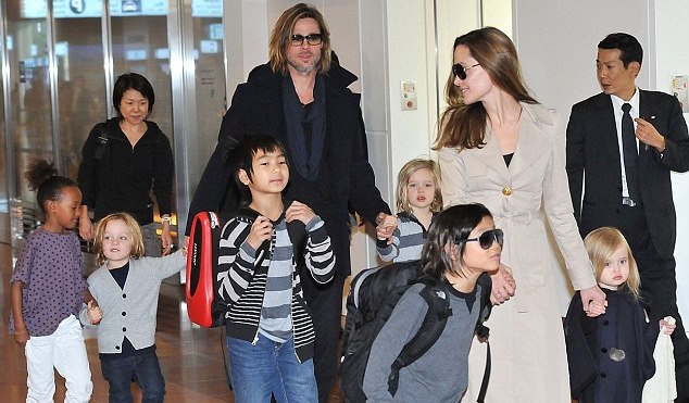 Angelina Jolie çocuklarına kötü örnek oldu Angelina Jolie çocuklarına kötü örnek oldu