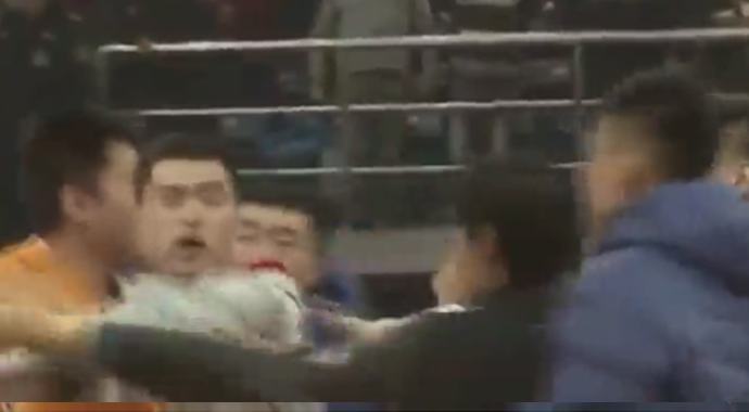 Basketbol maçında kavga! Bir anda saldırdılar Basketbol maçında kavga! Bir anda saldırdılar