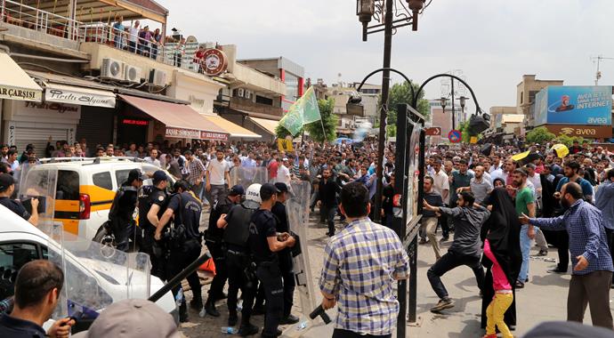 Diyarbakır'daki Mursi eylemlerinde 11 polis yaralandı