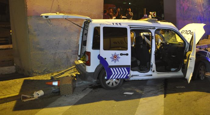 Zeytinburnu'nda polis aracı kaza yaptı: 1 şehit, 2 yaralı Zeytinburnu'nda polis aracı kaza yaptı: 1 şehit, 2 yaralı