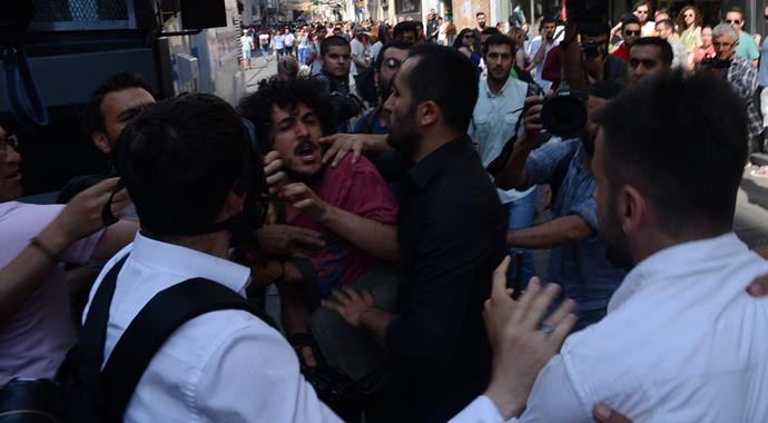 Taksim'de gerginlik sürüyor Taksim'de gerginlik sürüyor