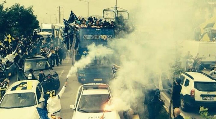 Şampiyon Fenerbahçe kupasını aldı Şampiyon Fenerbahçe kupasını aldı