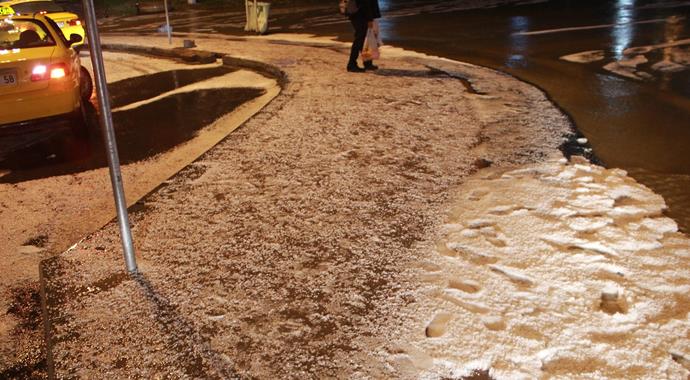 İstanbul dolu ve yağmura teslim!